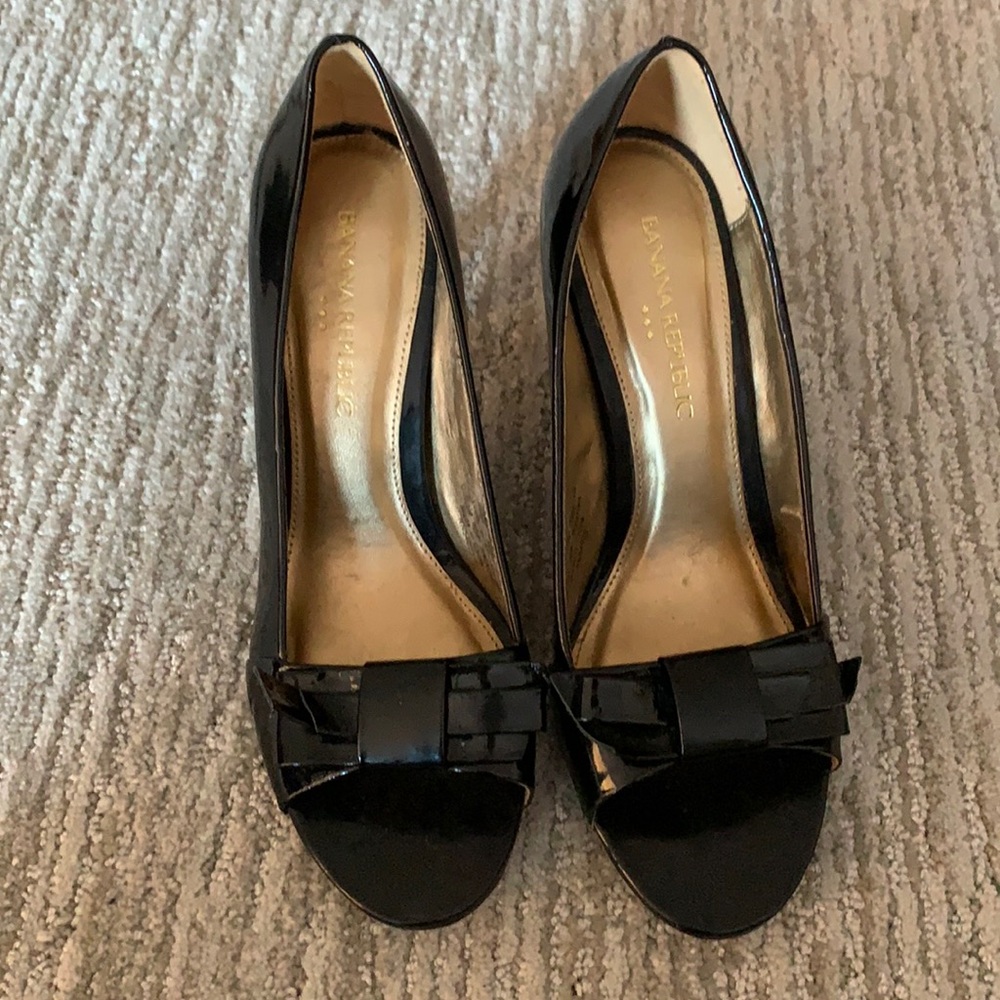 Black patent banana republic heels with bow